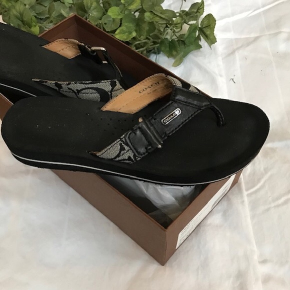 Coach Flip flops 6.5 black sandals ✨
